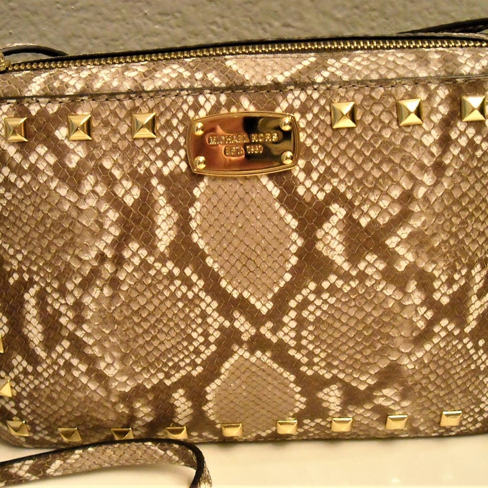 NWT MICHAEL KORS SAFFIANO STUD SHOULDER BAG
